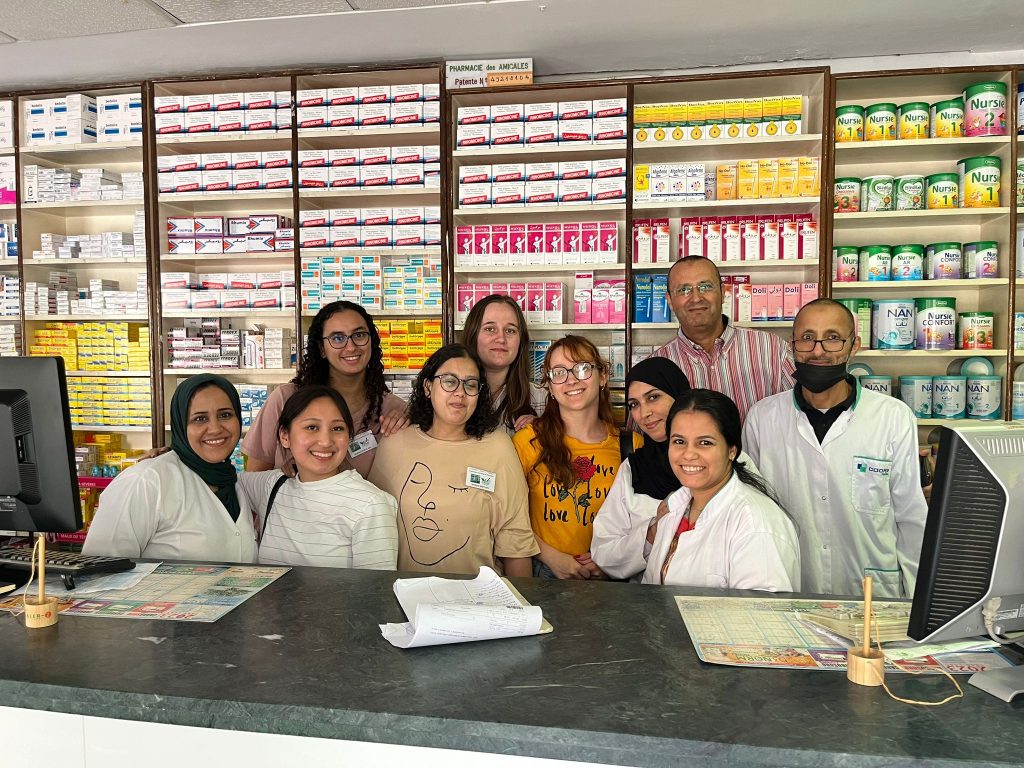 Les étudiants DEUST Préparateur Technicien en pharmacie en immersion dans une pharmacie d'officine Marocaine
